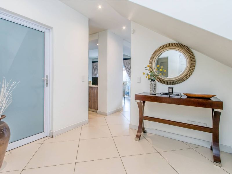 Stylish 3 Bedroom Townhouse in Edenburg,Rivonia - Photo 2