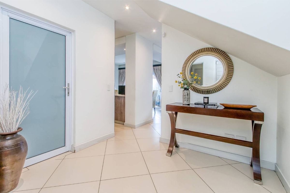Stylish 3 Bedroom Townhouse in Edenburg,Rivonia - Photo 2