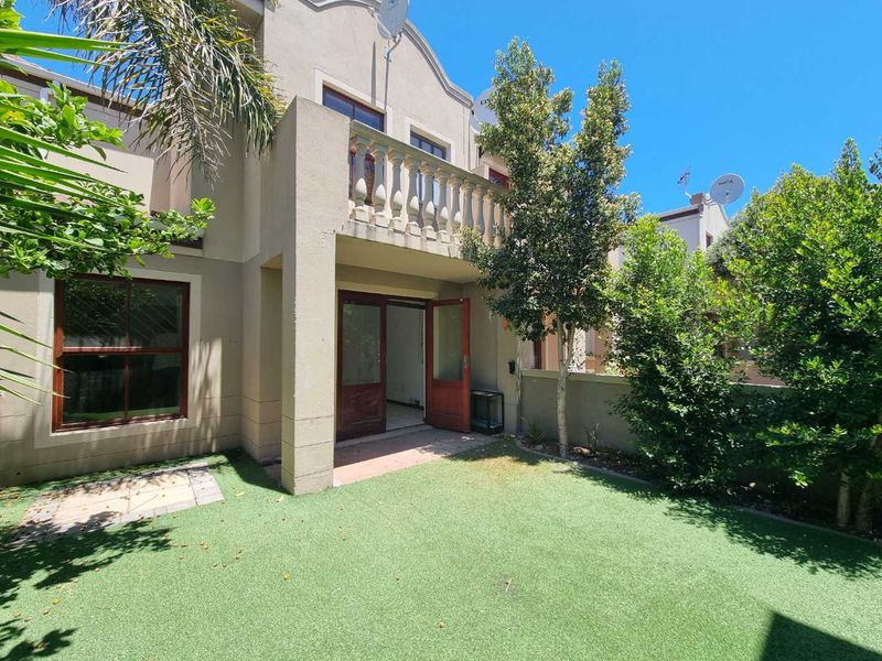 Comfortable Living in Secure Villa Rustica - Photo 3