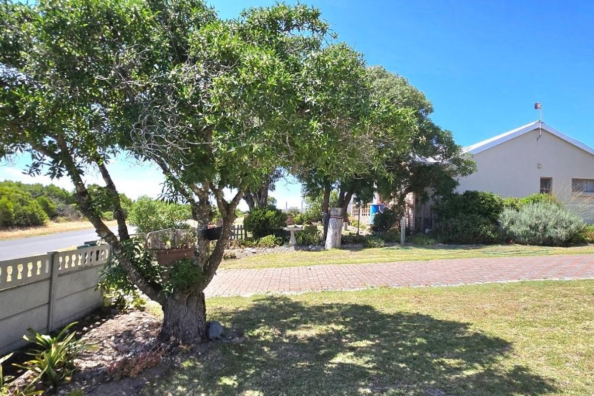 Spacious North-Facing Family Home with Mountain Views in Franskraalstrand - Photo 3