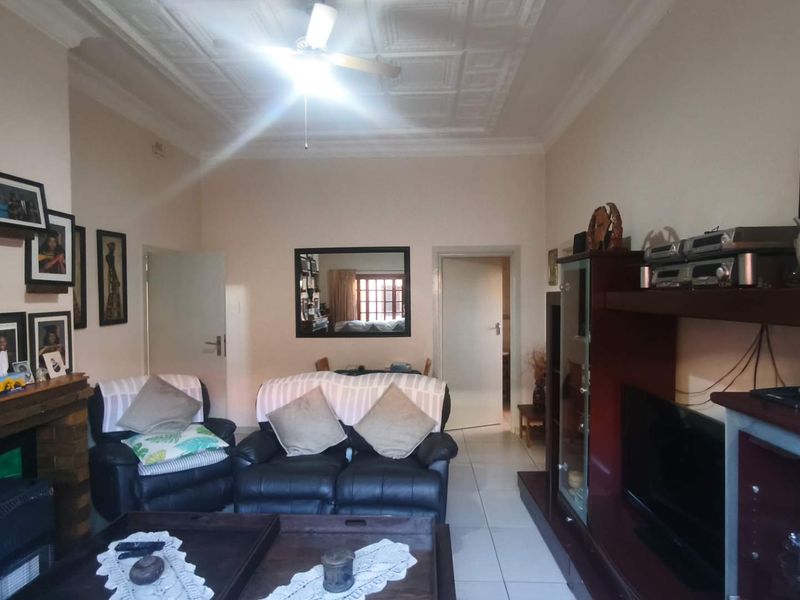 IMMACULATE, 10 ROOM PROPERTY FOR SALE IN LA ROCHELLE - Photo 10