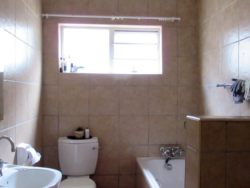 Modern Family Home in Die Heuwel Estate - Photo 8