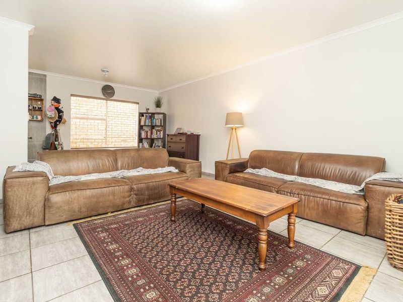 Spacious 3-Bedroom Home in Prime Honeydew Manor Location - Photo 5