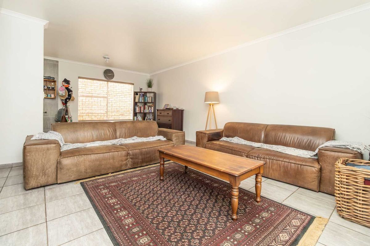 Spacious 3-Bedroom Home in Prime Honeydew Manor Location - Photo 5