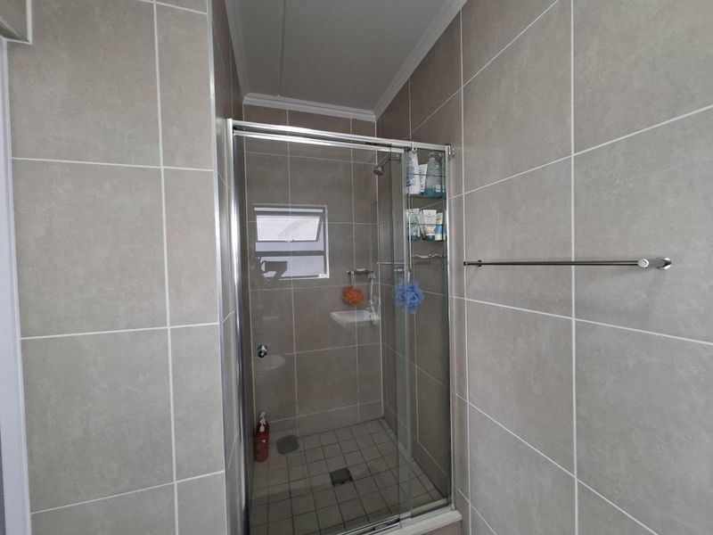 Modern 1st floor 3 Bedroom/2 Bathroom Apartment in secure estate - Photo 6