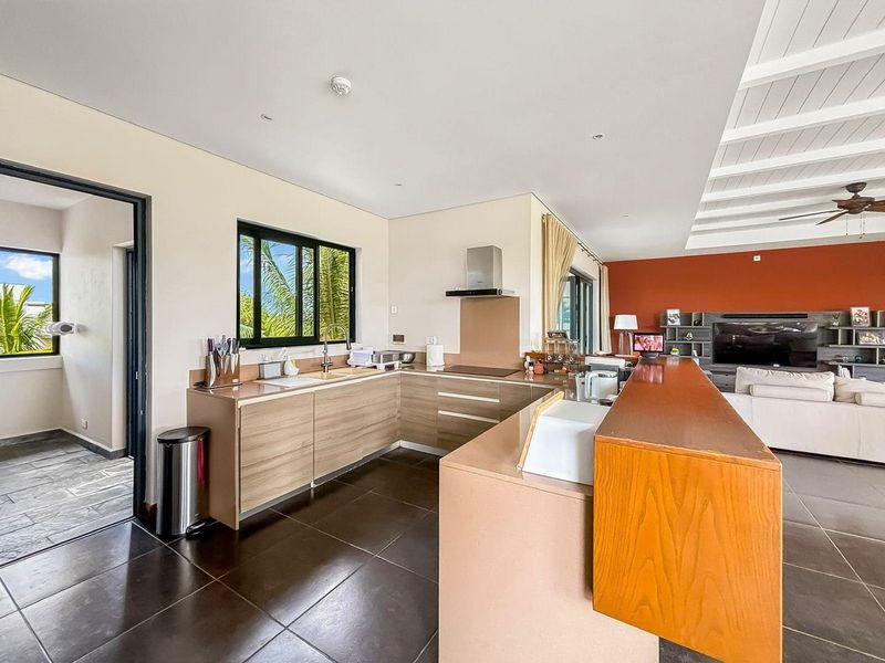 SPECTACULAR PENTHOUSE WITH PANORAMIC OCEAN & RIVER VIEWS - Photo 3