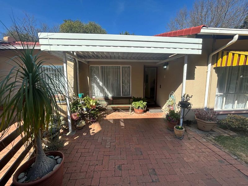 Brackendowns Beauty: Sprawl Out in Style with Grand Bedrooms, a Massive Garden & Bonus Flat! - Photo 3