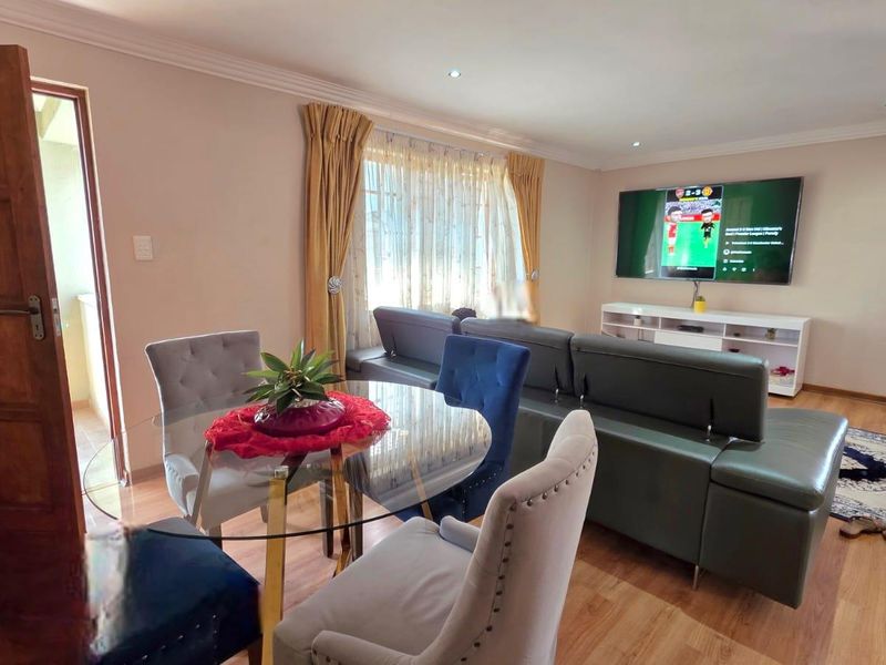 Spacious First floor Apartment - Photo 2