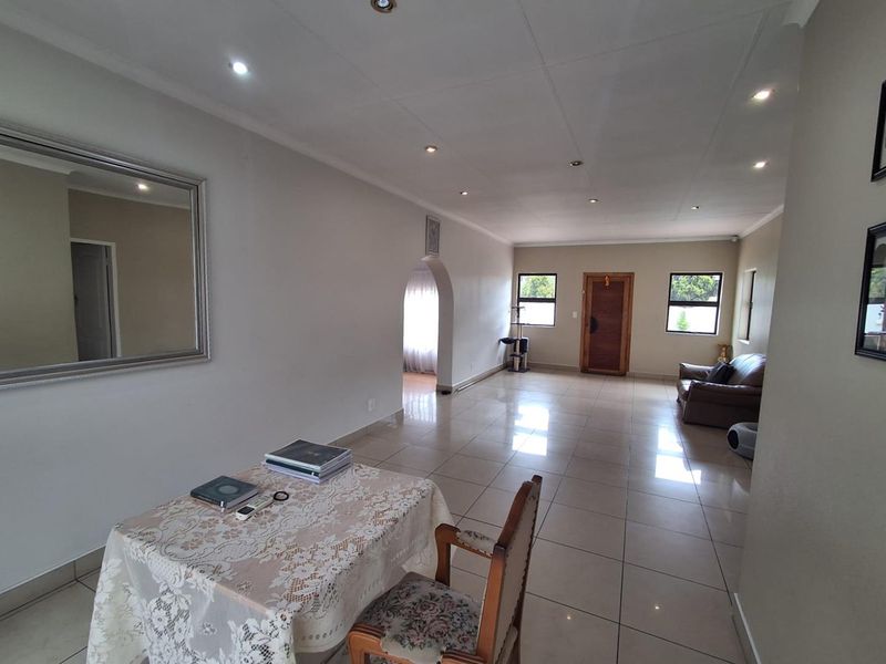 FAMILY HOME WITH FLATLET - BRACKENDOWNS - Photo 6