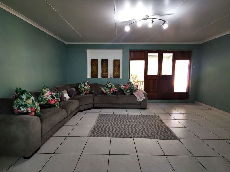 Exceptional Family Estate with Cottage, Flatlet & Entertainment Facilities - Photo 3