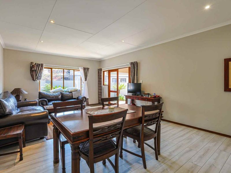 Fully Furnished 2-Bedroom, 2-Bathroom Townhouse in Silver Lakes Golf Estate - Photo 4