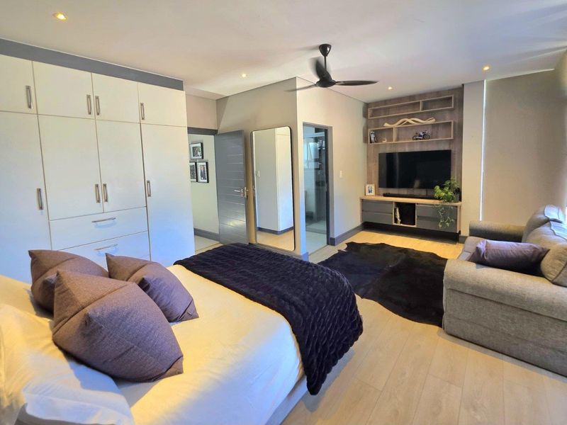 Luxury Statement Home for Sale in Central Kloof – Upper Highway - Photo 2