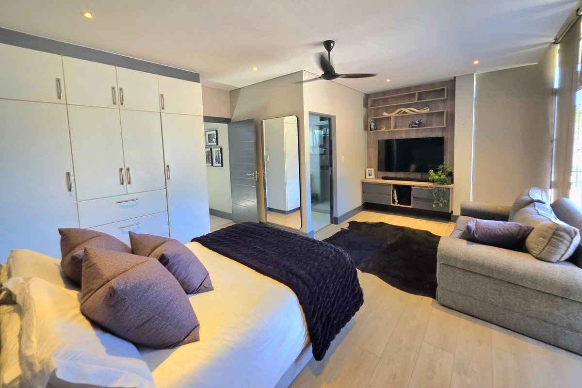 Luxury Statement Home for Sale in Central Kloof – Upper Highway - Photo 2