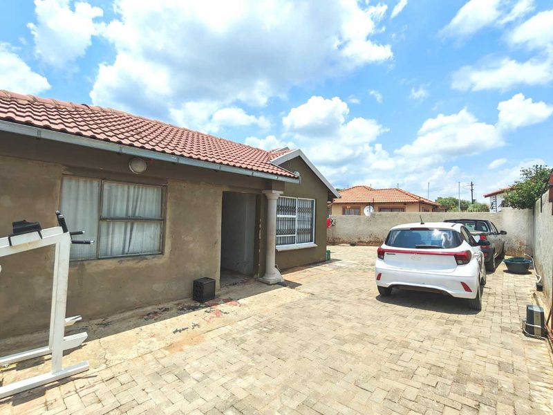 7 Bedroom  Apartment for Sale in Cosmo City - Photo 2