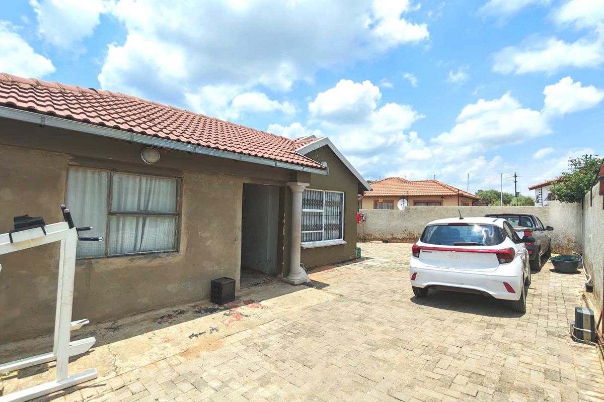 7 Bedroom  Apartment for Sale in Cosmo City - Photo 2