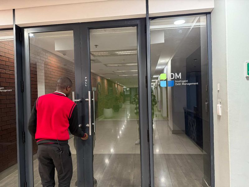 Move in ready 3149m2 office to let - Photo 3