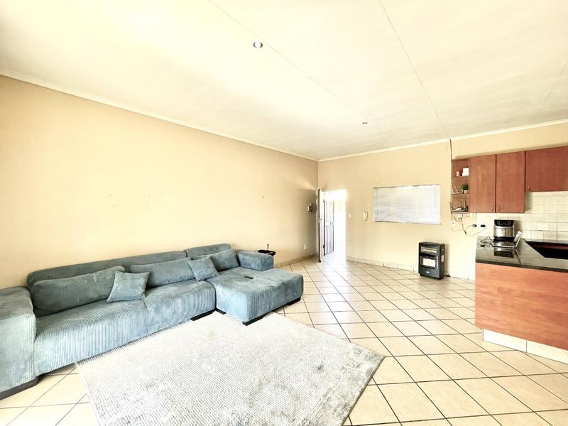 Spacious living, Prime location, Exceptional investment potential. No transfer Duty - Photo 3