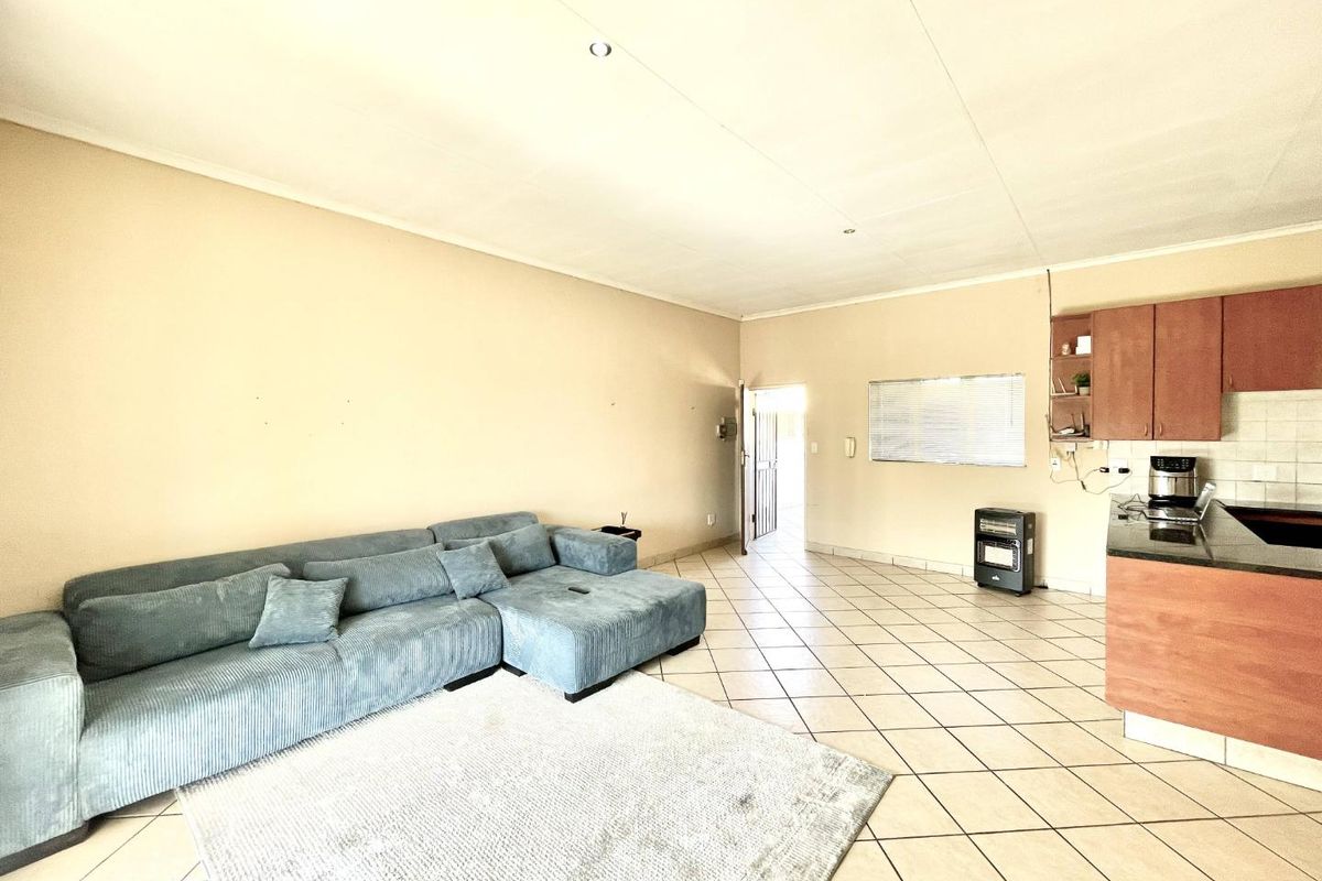 Spacious living, Prime location, Exceptional investment potential. No transfer Duty - Photo 3