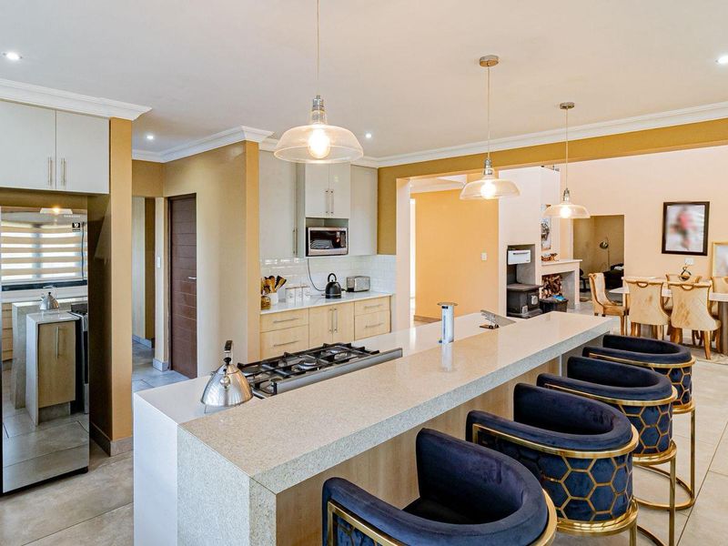 Elegant 4 Bedroom Home on the Greenbelt-The Hills Game Reserve Estate - Photo 7