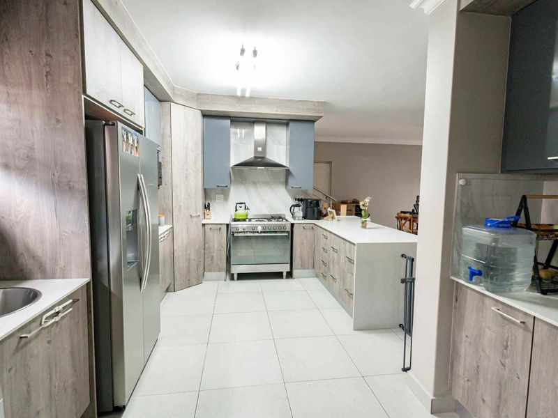 Spacious 4 Bedroom Double Story Home in Montana Village Estate - Photo 9