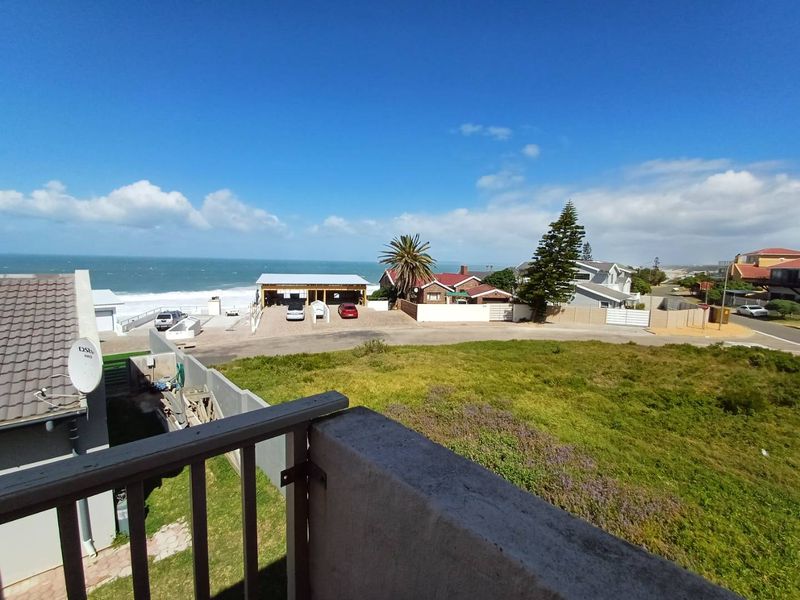 Charming Renovated Home with Income-Generating Flats - Photo 2