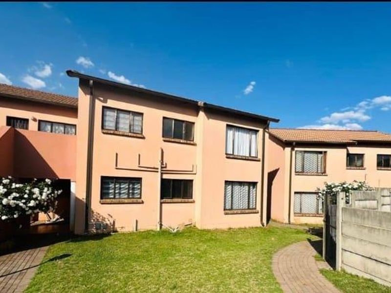 2 Bedroom Townhouse for Sale in Mondeor Johannesburg South - Photo 3