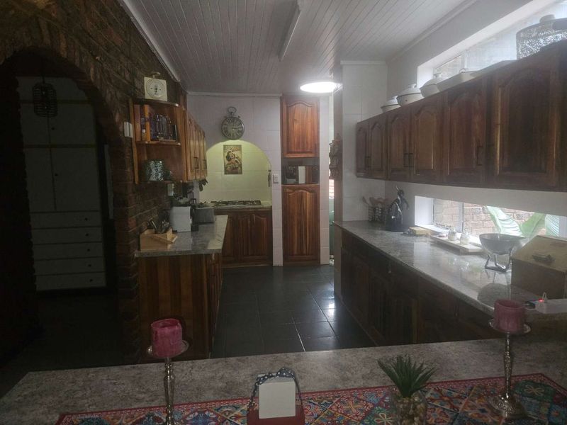 Spacious family home plus flat - Photo 9