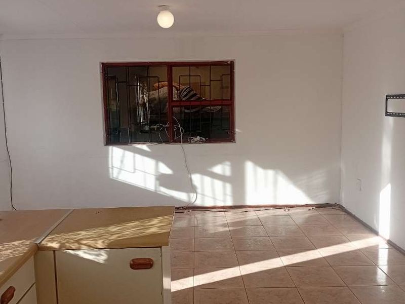 3 Bedroom House for Rent in Phakamisa, Khayelitsha - Photo 6