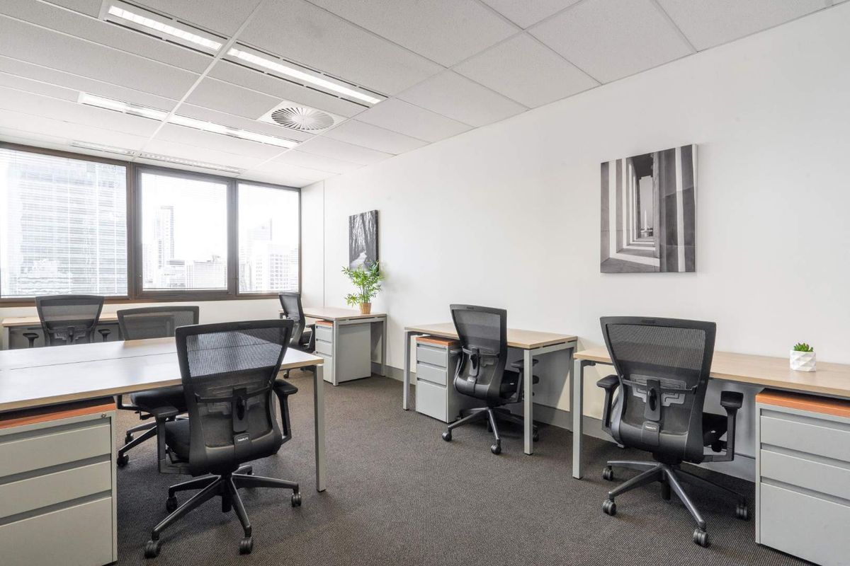 Move into ready-to-use open plan office space for 15 persons in Regus Club Place - Photo 2