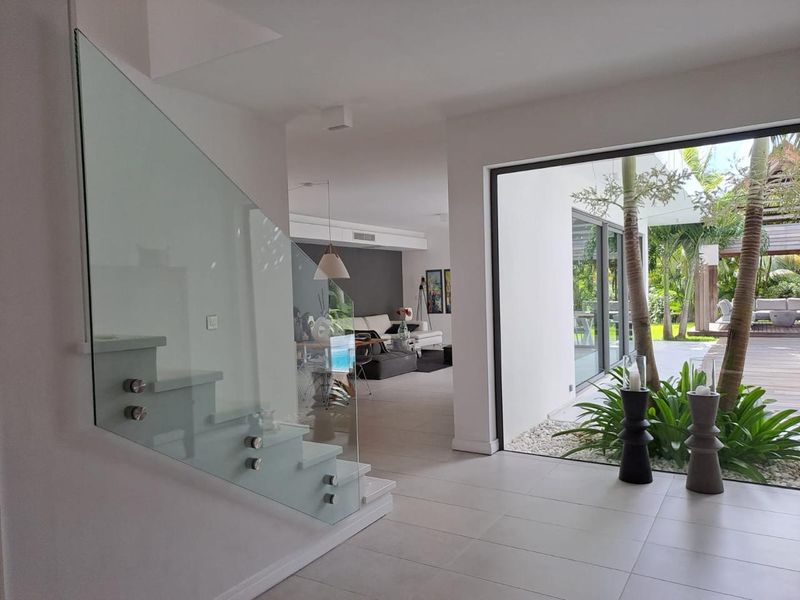 Exquisite Freestanding Villa with Family Golf Membership. - Photo 2