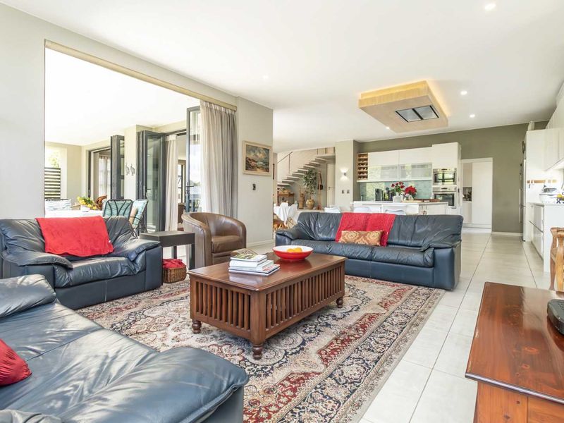 A prime positioned family home - Photo 9