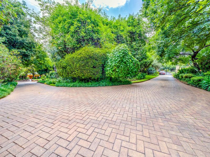 Experience Grandeur and Spaciousness: Majestic 6-Bedroom Family Haven in Sandton's Prime Location - Photo 4