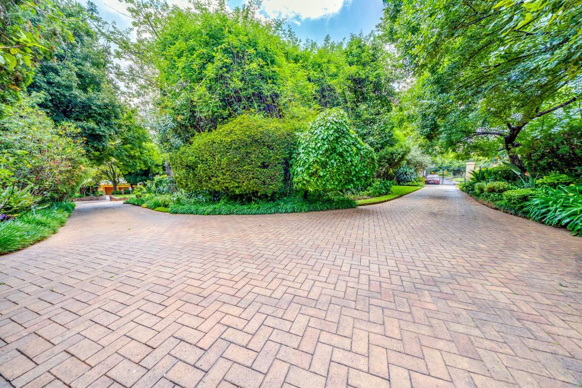 Experience Grandeur and Spaciousness: Majestic 6-Bedroom Family Haven in Sandton's Prime Location - Photo 4