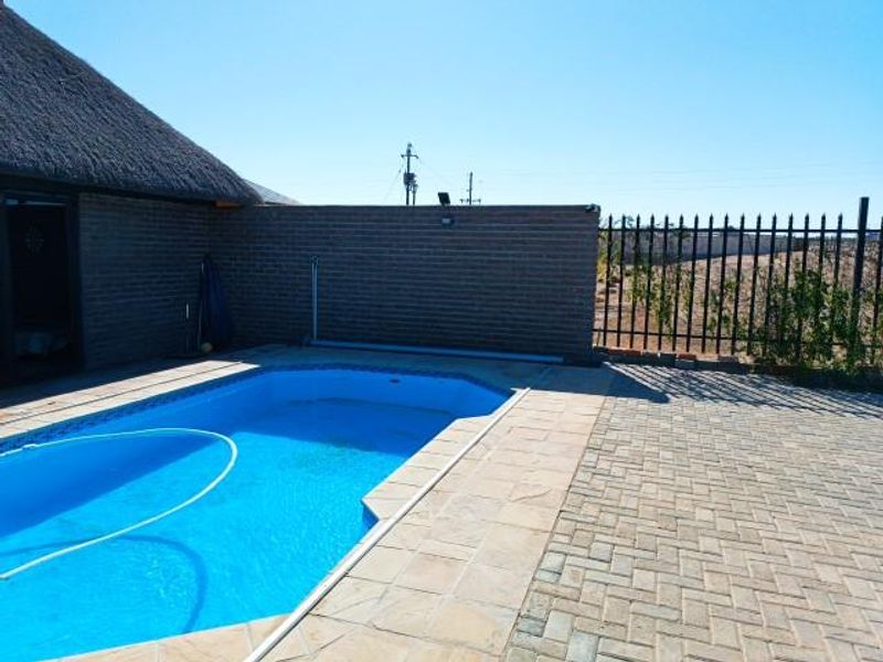 Magnificent Family Home - Reduced!! - Photo 9