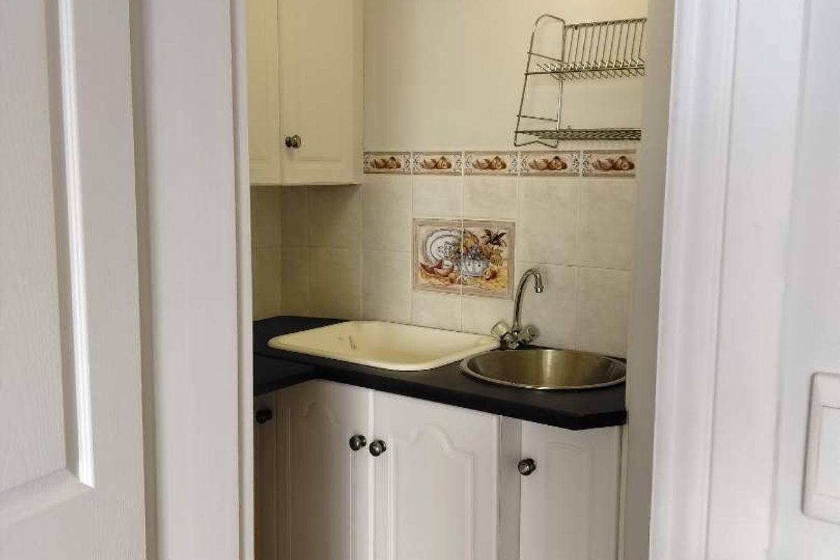 Bachelor flat - Photo 2