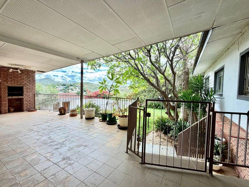 4 Bedroom House For Sale in Olympia - Photo 3