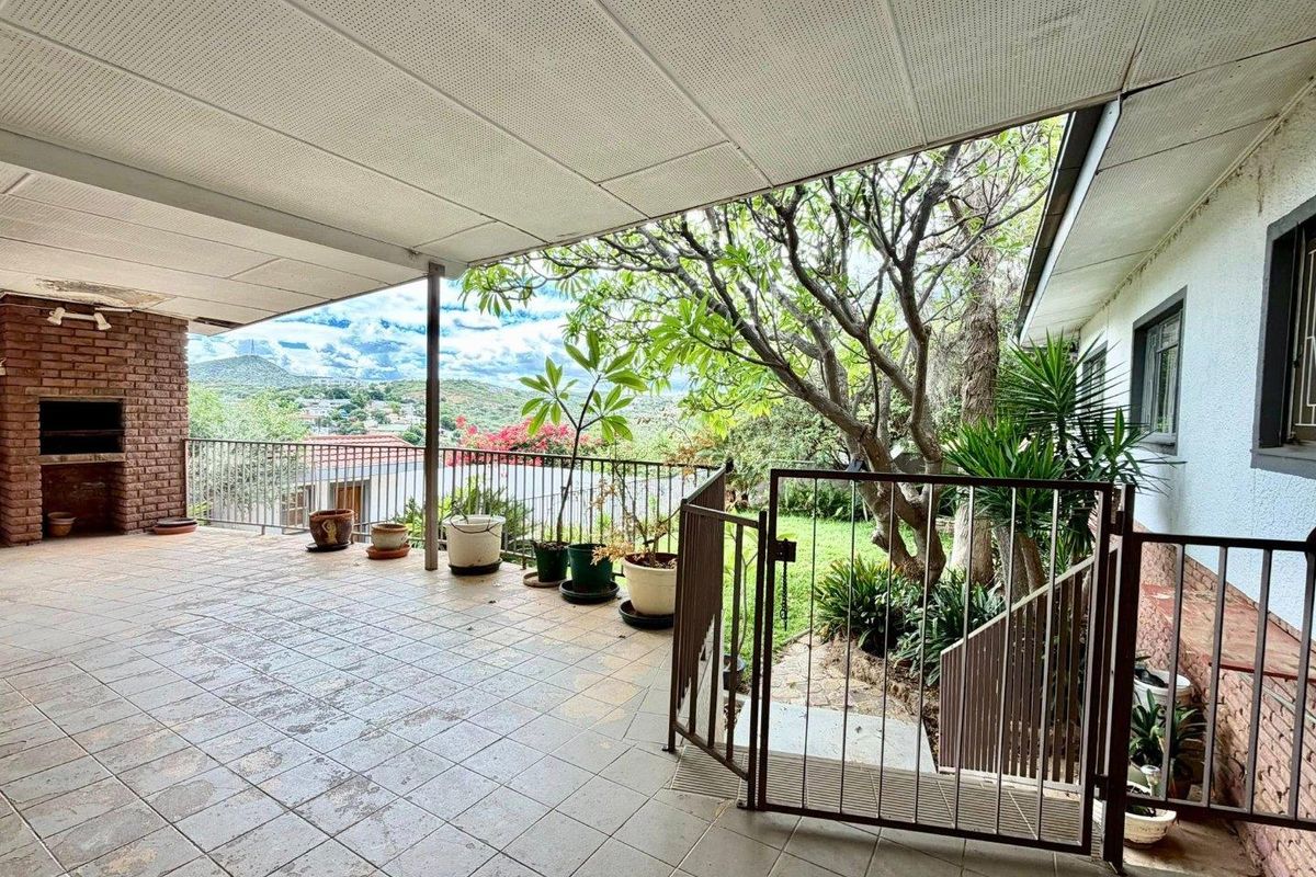 4 Bedroom House For Sale in Olympia - Photo 3