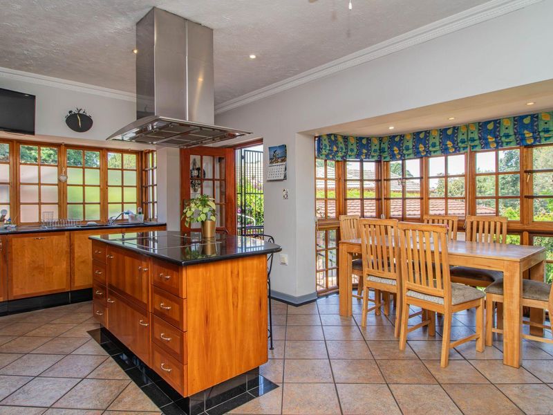 Endless Charm: Stunning Gardens & a Flatlet! - Photo 9