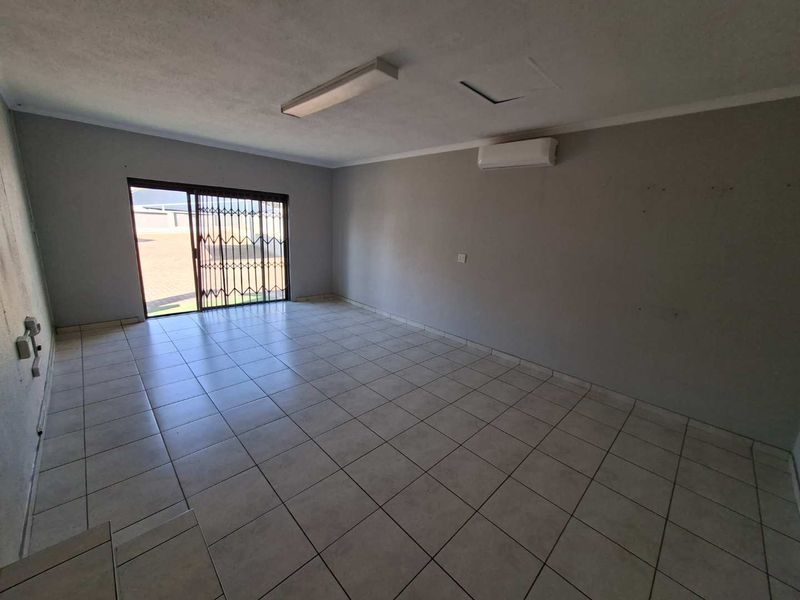 SPACIOUS CORPORATE OFFICE SPACE TO LET IN RUIMSIG - Photo 3