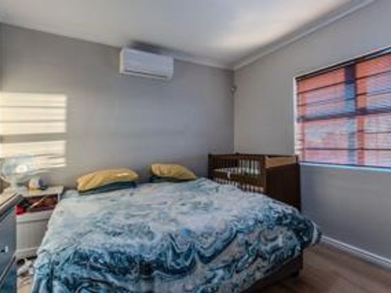 Beautiful low-maintenance 3-bedroom facebrick duplex - Photo 10