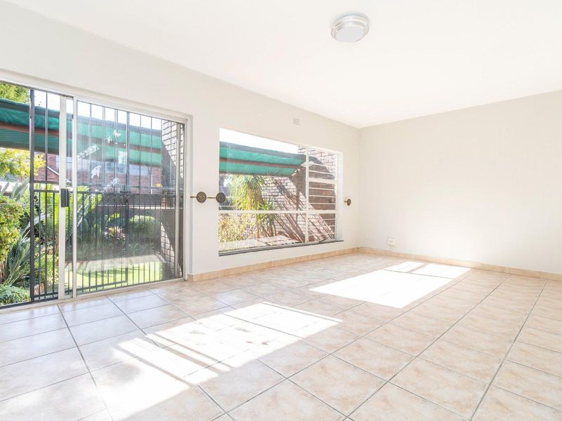 SPACIOUS 3-BEDROOM TOWNHOUSE IN A SECURE COMPLEX. - Photo 2