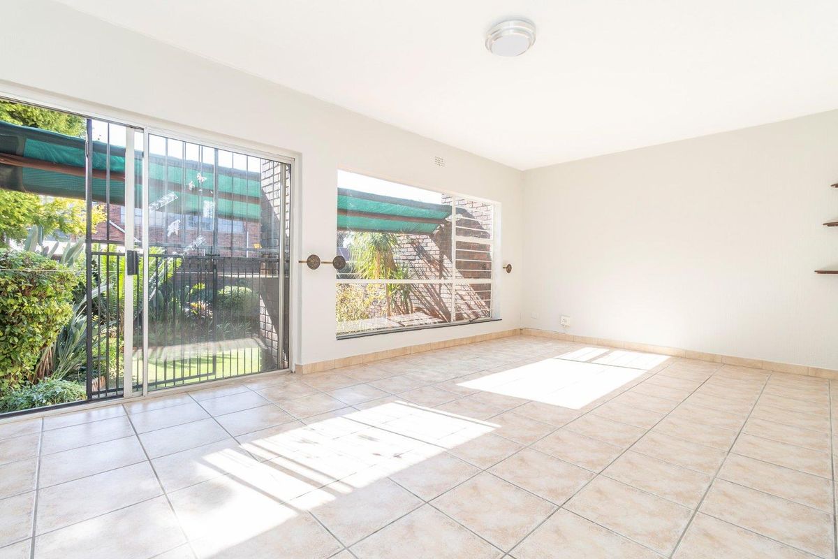 SPACIOUS 3-BEDROOM TOWNHOUSE IN A SECURE COMPLEX. - Photo 2