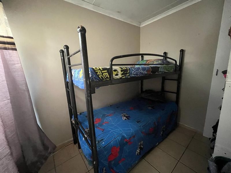Property in South Hils - Photo 6