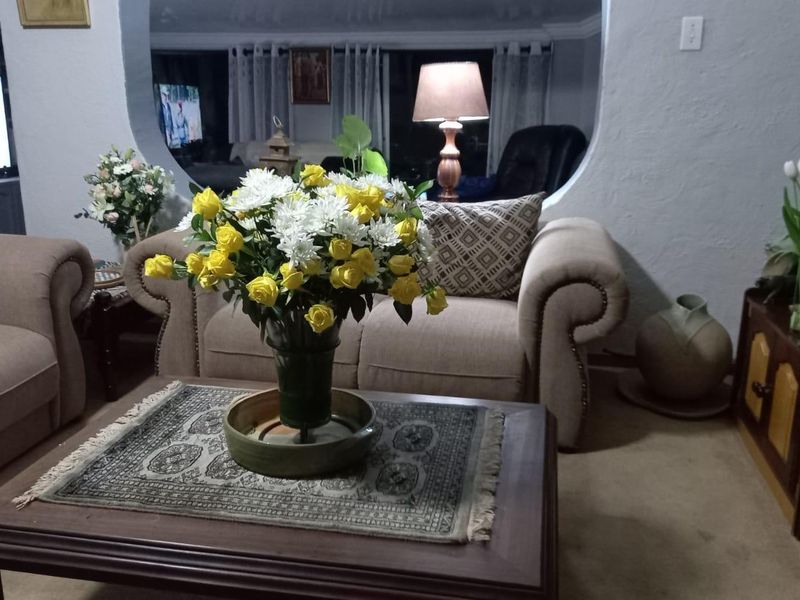 GOLDEN OLDIE - CLOSE TO SCHOOLS AND SHOPPING CENTRES - Photo 4