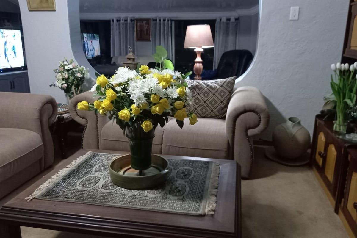 GOLDEN OLDIE - CLOSE TO SCHOOLS AND SHOPPING CENTRES - Photo 4