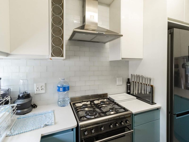 Stylish 2 Bed, 1 bath apartment for sale in Bryanston - Photo 5