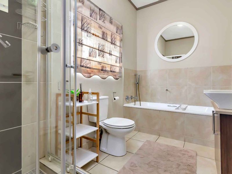 MODERN 3 BEDROOM 2 BATHROOM CLUSTER HOME FOR SALE IN FOURWAYS - Photo 10