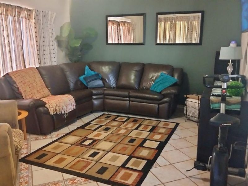 3-Bedroom Home with Flatlet in Verwoerdpark – Endless Potential! - Photo 10