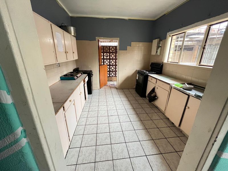 9-Bedroom Investment - Photo 2