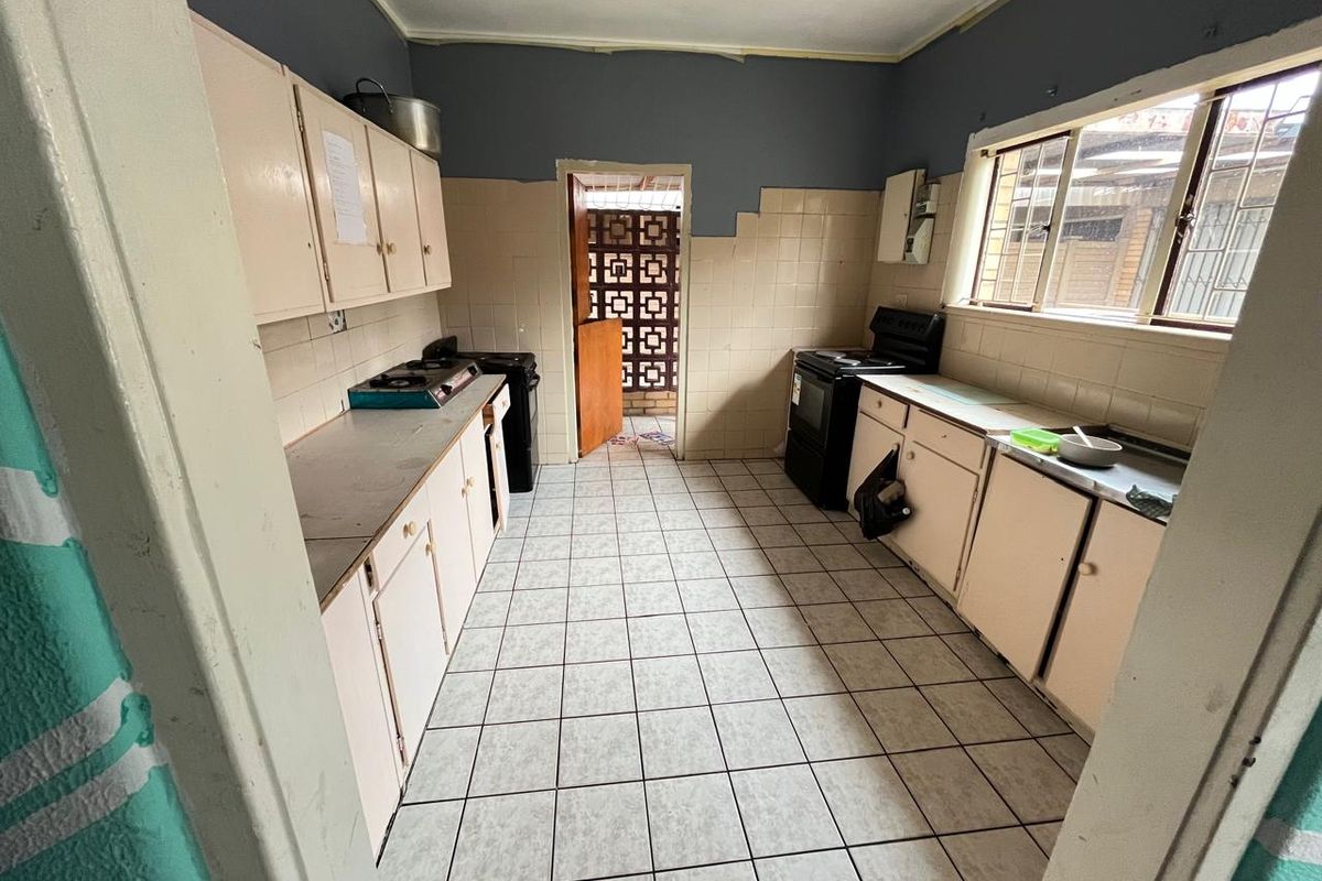 9-Bedroom Investment - Photo 2